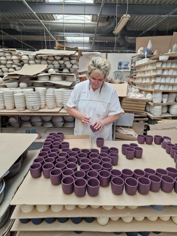 Meșter ceramist în fabrica Ceramica România